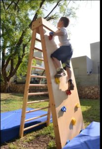 ילד מטפס על מתקן סולם וקיר טיפוס מעץ מתוצרת האתלט